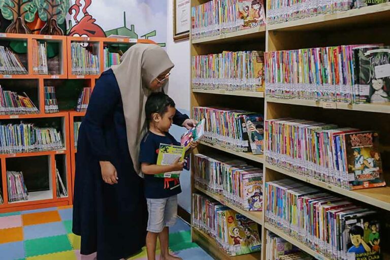 Fokus pada Literasi Warga, Dispusip Surabaya Terus Tingkatkan Koleksi Buku Pengunjung sedang memilah buku di Perpustakaan Balai Pemuda Surabaya