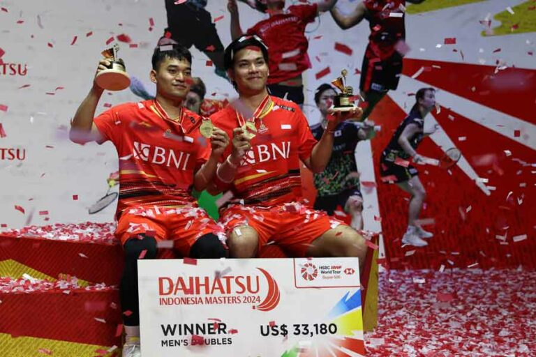 Leo Rolly Carnando dan Daniel Marthin Pertahankan Gelar Juara di Daihatsu Indonesia Masters 2024 Pasangan Leo Rolly Carnando/Daniel Marthin sukses mempertahankan gelar juara turnamen bulutangkis Daihatsu Indonesia Masters 2024