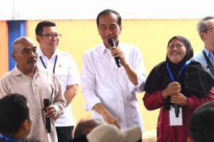 Presiden Jokowi saat berdialog dengan warga usai menyerahkan bantuan pangan di Kabupaten Bantul, DI Yogyakarta (foto: Dok BPMI Setpres)