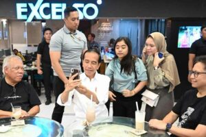 Presiden Jokowi menerima ajakan warga berfoto selfie. (foto: Dok BPMI Setpres)