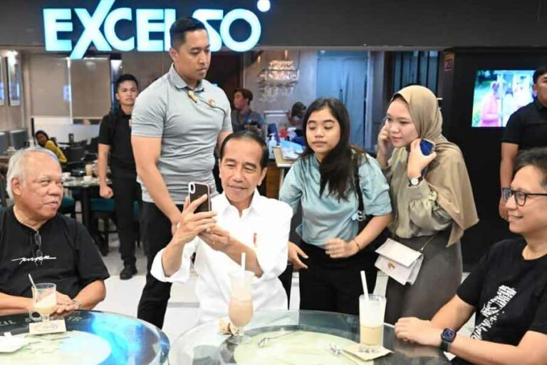 Presiden Jokowi menerima ajakan warga berfoto selfie. (foto: Dok BPMI Setpres)
