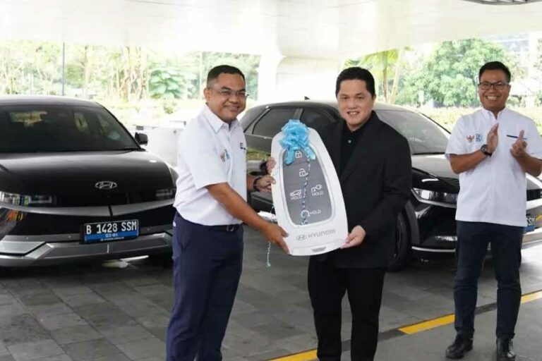 Hari Ini, Pejabat Kementerian BUMN Resmi Gunakan Kendaraan Listrik Sistem Sewa Pejabat Kementerian BUMN mulai menggunakan kendaraan listrik hari ini.