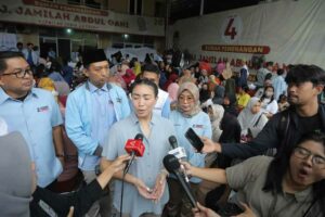 Rahayu Saraswati Djojohadikusumo, Juru Bicara TKN Prabowo-Gibran, saat berbicara di depan wartawan
