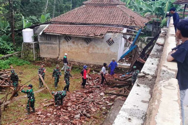 TNI Berikan Bantuan dan Bekerja Sama dengan Masyarakat untuk Tangani Dampak Gempa di Sumedang