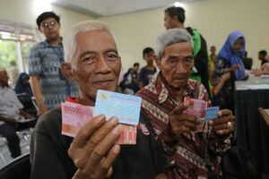 Penyaluran Bantuan Langsung Tunai (BLT) Program Permakanan di wilayah Kecamatan Pabean Cantian, Kota Surabaya