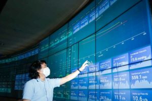 Monitoring unit pembangkit di seluruh Indonesia melalui platform terpusat bernama ICORE di Surabaya.