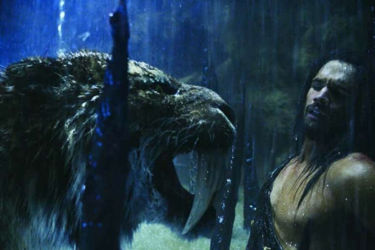 Steven Strait dalam sebuah adegan di film 10.000 BC (2008)
