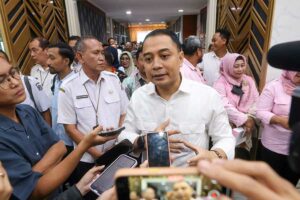 Wali Kota Surabaya Eri Cahyadi saat memberikan keterangan di depan wartawan