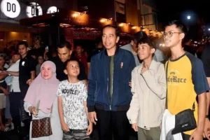 Presiden Joko Widodo berfoto bersama warga di Solo, Jawa Tengah, saat malam tahun 2024 lalu (foto: Dok BPMI Setpres)
