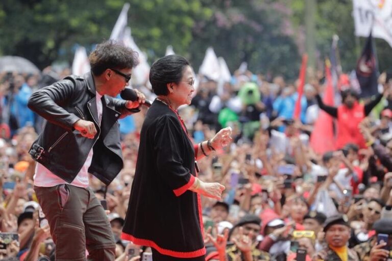Slank dalam acara Hajatan Rakyat Ganjar di Lapangan Tegallega Bandung, Minggu (21/1/2024)