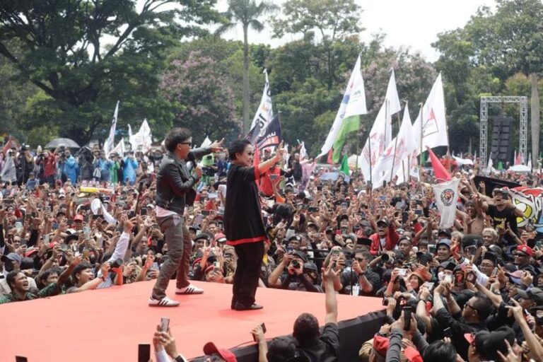 Slank dalam acara Hajatan Rakyat Ganjar di Lapangan Tegallega Bandung, Minggu (21/1/2024)