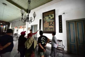 Untuk menghidupkan wisata kota lama, pemkot mempersilahkan komunitas dan travel agensi untuk menyediakan paket wisata