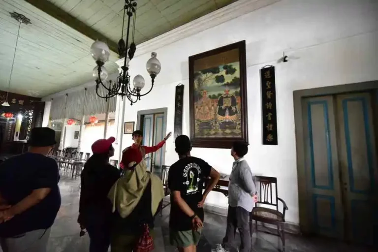 Untuk menghidupkan wisata kota lama, pemkot mempersilahkan komunitas dan travel agensi untuk menyediakan paket wisata