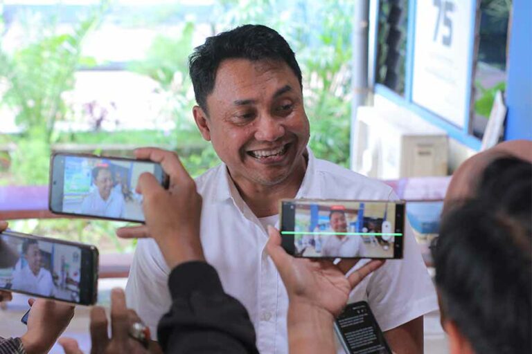 Stikosa AWS Serukan Penghormatan pada Kerja Jurnalistik Termasuk Saat Pemilu 2024 Ketua Stikosa AWS, Jokhanan Kristiyono, saat memberikan keterangan di depan wartawan usai pembacaan seruan terbuka jelang Pemilu 2024 (foto: Rizqi Ariansyah)
