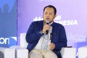 Ketua KPU Jatim, Choirul Anam (dua dari kiri)