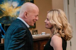 Sinopsis Death Wish (2018), Saat Dokter Bedah Terpaksa jadi Pemburu Penjahat Keji Bruce Willis dan Elisabeth Shue dalam sebuah adegan di film Death Wish (2018)
