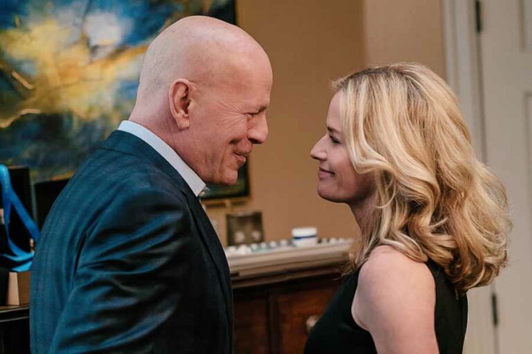 Sinopsis Death Wish (2018), Saat Dokter Bedah Terpaksa jadi Pemburu Penjahat Keji Bruce Willis dan Elisabeth Shue dalam sebuah adegan di film Death Wish (2018)