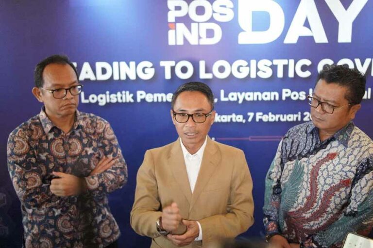 Direktur Utama PT Pos Indonesia Rochmad Djoemadi saat memberikan ketrangan pada awak media