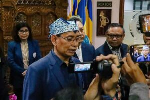 Rektor Unair Prof Dr Mohammad Nasih SE MT Ak saat sesi konferensi pers di Gedung Kantor Manajemen, Kampus MERR-C.