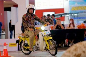 Berpartisipasi dalam IIMS 2024, PLN Dukung Pengembangan Kendaraan Listrik Terintegrasi Test drive kendaraan listrik di IIMS 2024. (foto: Dok PLN)