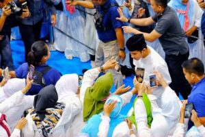 Gibran Rakabuming Raka saat menghadiri Isra Miraj di Auditorium Universitas Muhammadiyah Surakarta (foto: facenook @BolonemaseIndonesia)