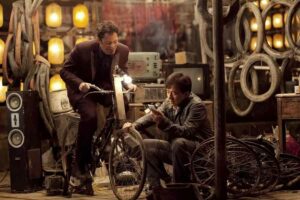 Jackie Chan dan Johnny Knoxville dalam sebuah adegan dalam film Skiptrace (2016)