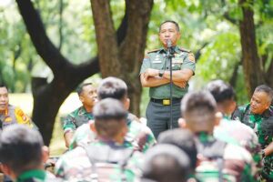 Panglima TNI Jenderal Agus Subiyanto saat meninjau kesiapan Prajurit TNI dan Polri di Monas, Jakarta Pusat.