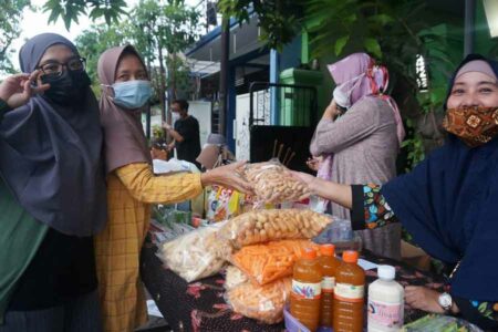 Sejumlah pelaku UMKM Surabaya saat menggelar bazar produk lokal