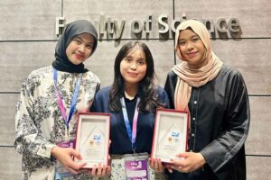 Tim FK Universitas Diponegoro peraih Best Public Poster Award dan People’s Choice Public Poster Competition di EAMSC 2024