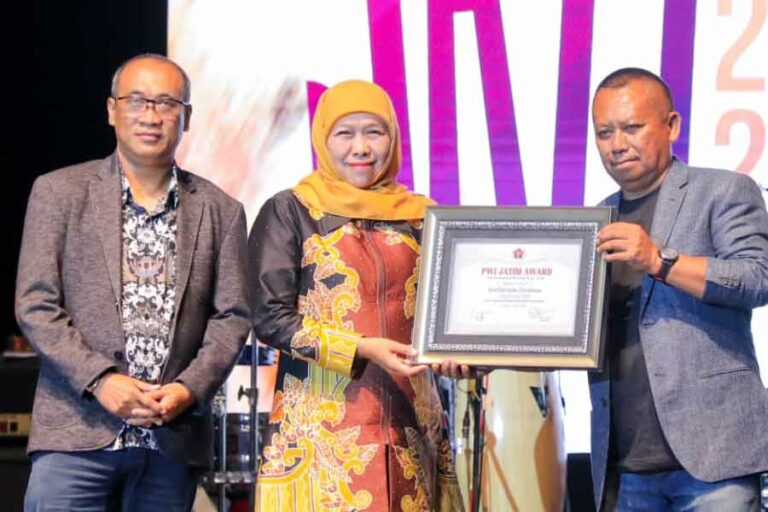 Gubernur Khofifah Raih Penghargaan Tokoh Nasional Peduli Ekonomi Kerakyatan dari PWI Jatim