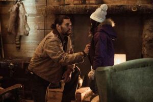 Jason Momoa dalam sebuah adegan dalam film Braven (2018)