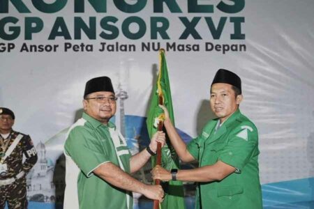 Yaqut Cholil Qoumas saat menyerahkan bendera pada Ketum GP Ansor baru Addin Jauharuddin (foto: Dok Kemenag)