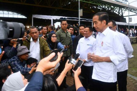 Tito Karnavian Jadi Plt Menko Polhukam Gantikan Mahfud MD yang Mundur Presiden Jokowi saat memberi keterangan pers di Gedung Bale Rame, Kabupaten Bandung, Jawa Barat (foto: Dok BPMI Setpres)