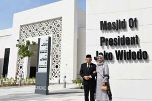 Wapres KH Ma’ruf Amin bersama istri berdiri di depan Masjid Presiden Joko Widodo, Abu Dhabi (foto: Dok BPMI Setwapres)