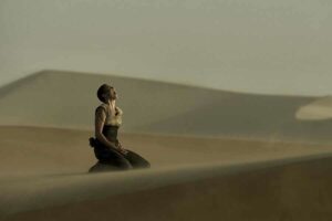 Sinopsis Mad Max: Fury Road (2015), Film Aksi yang Sarat Pesan Feminisme di Dunia Patriarki Charlize Theron tampil dingin sekaligus ekspresif dalam film Mad Max: Fury Road (2015) (foto: Dok Warner Bros. Entertainment Inc.)