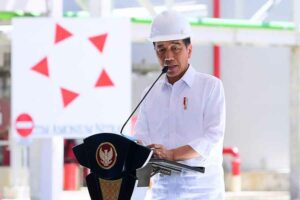 Presiden Joko Widodo saat meresmikan pabrik amonium nitrat PT Kaltim Amonium Nitrat di Kota Bontang, Provinsi Kalimantan Timur (foto: Dok BPMI Setpres)