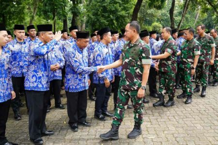 Lepas 285 Peserta Jamaah Umroh, Panglima TNI: Manfaatkan Waktu untuk Ibadah dengan Khusyuk Panglima TNI Jenderal Agus Subiyanto saat melepas jamaah umroh di halaman Masjid Sudirman Mabes TNI, Cilangkap, Jakarta Timur.