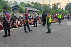 Para pemuda yang diamankan petugas diberi arahan oleh anggota kepolisian maupun TNI. (foto: Dok Humas Polri)