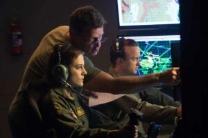Gavin Hood, Aaron Paul, dan Phoebe Fox dalam Eye in the Sky (2015)
