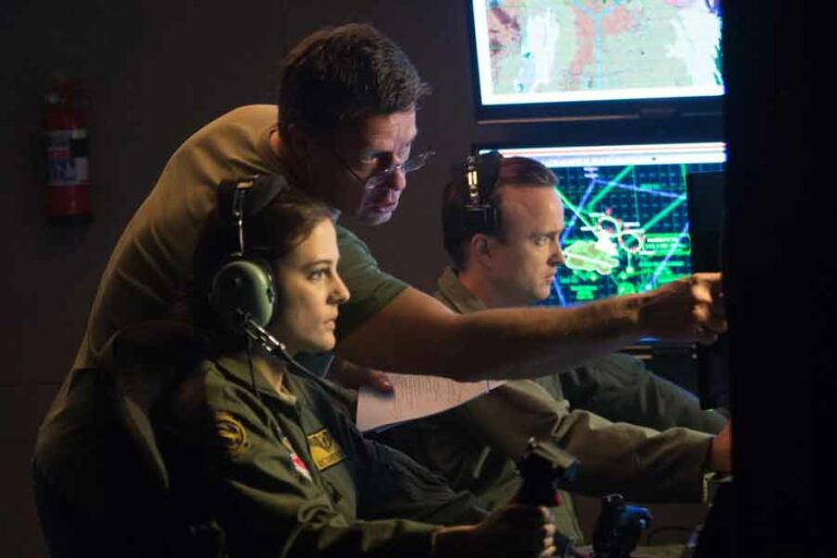 Sinopsis Eye in the Sky (2015), Film Operasi Drone Rahasia untuk Menangkap Teroris Gavin Hood, Aaron Paul, dan Phoebe Fox dalam Eye in the Sky (2015)