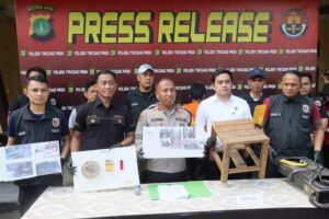 Pembunuhan Gara-gara Hutang Rp 300 Ribu, Korban Dipukul Saat Sedang Belajar Konferensi pers di Mapolsek Tanjung Priok (foto: Dok Humas Polri)