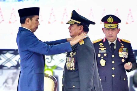 Presiden Jokowi saat menyerahkan penganugerahan pangkat istimewa TNI untuk Menhan Prabowo Subianto (foto: Dok BPMI Setpres)