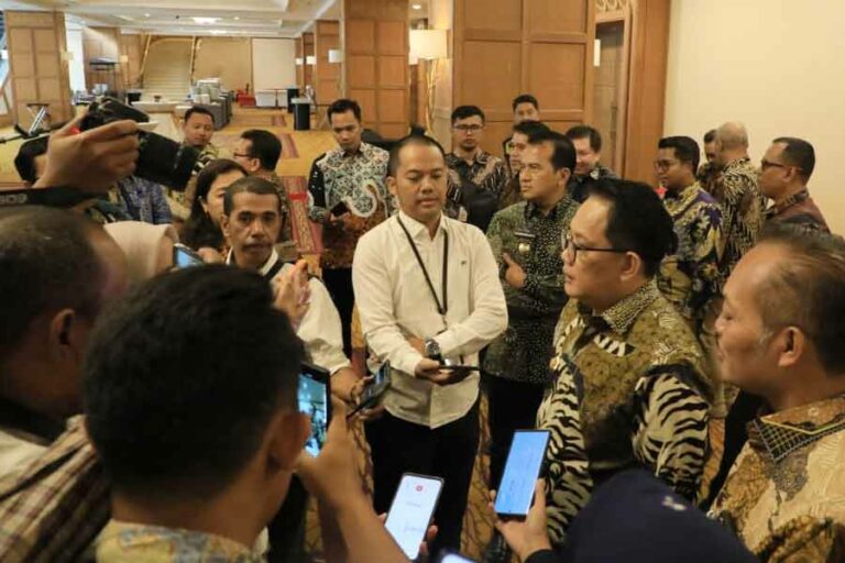 Pj Gubernur Jawa Timur Adhy Karyono saat memberikan keterangan di depan wartawan