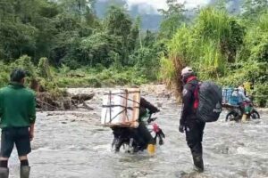 Jalur Sausu, Kabupaten Parimo, makin sulit dilalui saat musim hujan (foto: Dok Humas Polri)