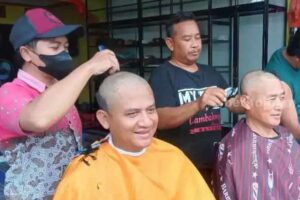 Sejumlah relawan Prabowo-Gibran di Blitar penuhi nazar dengan cukur gundul (foto: dok beritajatim.com)