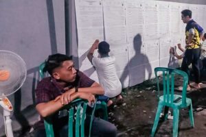 Kesibukandi TPS pada malam hari setelah pagi hari dilakukan pemungutan suara (foto: istimewa)