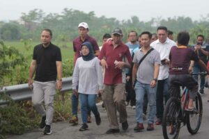 Wali Kota Surabaya Eri Cahyadi bersama jajarannya saat meninjau langsung kawasan Jalan Tengger Raya, Benowo, yang sebelumnya sempat tergenang banjir