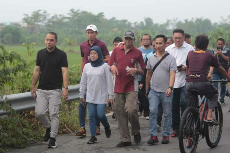 Wali Kota Surabaya Eri Cahyadi bersama jajarannya saat meninjau langsung kawasan Jalan Tengger Raya, Benowo, yang sebelumnya sempat tergenang banjir