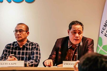 Ketua KPU Hasyim Asy'ari dan Anggota Bawaslu Herwyn JH Malonda