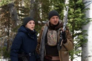 Elizabeth Olsen dan Jeremy Renner dalam Wind River (2017)